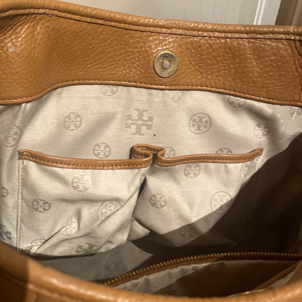 Tori Burch pocketbook - snap enclosure with inside zippered pocket - Picture 4 of 8